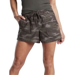 Athleta Farallon Shorts Women’s Black Olive Camo Elastic Waist Pockets Size 18